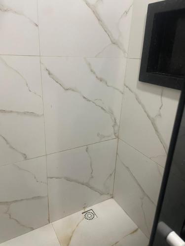 a shower with a white marble shower stall at Casa linda pra alugar na COP 30 in Belém