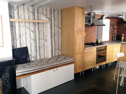 une petite cuisine avec un banc au milieu dans l'établissement Charming 2-bedroom duplex Bastille, à Paris