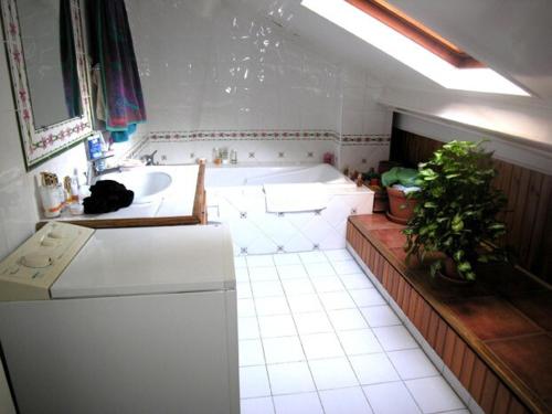 - une cuisine avec une baignoire et un chat sur le sol dans l'établissement Charming 2-bedroom duplex Bastille, à Paris