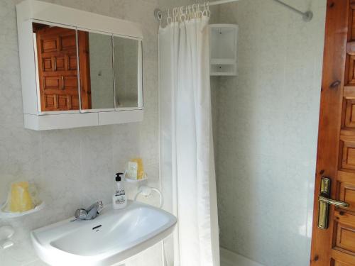 baño con lavabo y cortina de ducha en Los Geraneos en Águilas