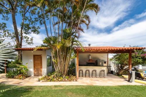 a house with a kitchen and palm trees at Villa Christa in Rio de Janeiro
