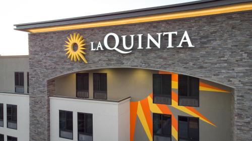 a store with a sign on the side of a building at La Quinta Inn and Suites by Wyndham Lincoln in Lincoln