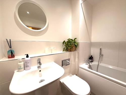 O baie la Issara Apartments 41 - Great location & Private Parking