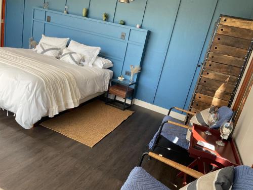 a bedroom with a bed and a blue wall at Nidos de Apalta in Santa Cruz