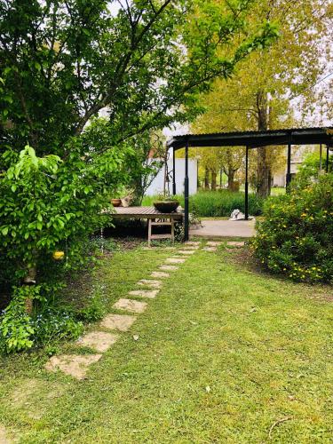 Taman di luar Casa Caleta