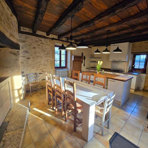 Kuchyň nebo kuchyňský kout v ubytování Gîte Les Combes Montignac Lascaux