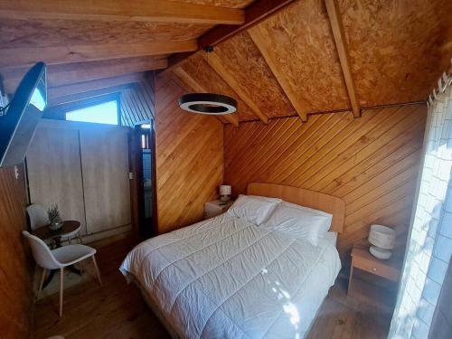 Кровать или кровати в номере Estudio Interior con Baño Privado en Casa Frente al Mar Piscina temperada compartida