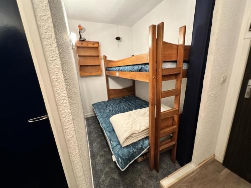 韦尔科尔地区科尔朗松Résidence La Grande Traversee - Charmant studio pied des pistes MAE-3824的小房间设有双层床和梯子