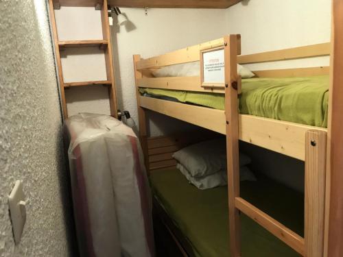 Μία ή περισσότερες κουκέτες σε δωμάτιο στο Résidence Herbouilly - Charmant studio pied des pistes MAE-3894