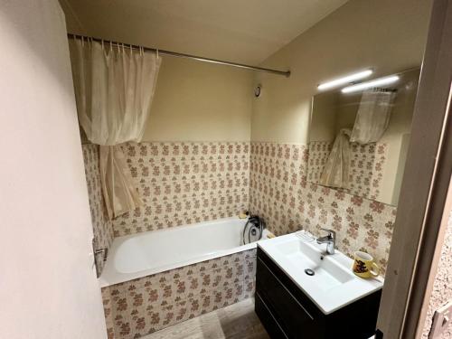 a bathroom with a tub and a sink and a bath tub at Résidence Les Quatres Saisons - Appartement à l'entrée du Village de Corrençon, départ des navettes gratuites au pied de la résidence MAE-4004 in Corrençon-en-Vercors