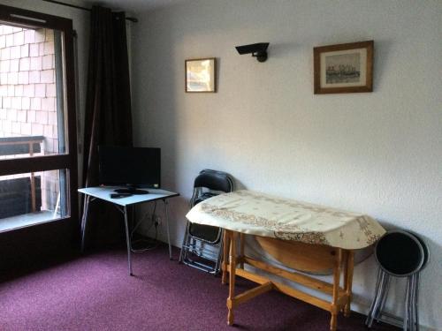 韦尔科尔地区科尔朗松Résidence Carette - Joli studio pied des pistes MAE-4044的客房设有一张床、一张桌子和一台电脑