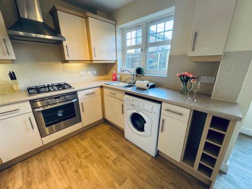 FrizingtonにあるLinga House - 3 Bedrooms - Sleeps 5のキッチン(洗濯機、乾燥機付)
