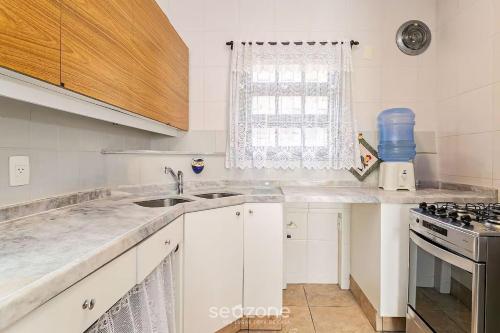 Kuchyň nebo kuchyňský kout v ubytování Bela casa frente mar em Santo Antônio CDA1647