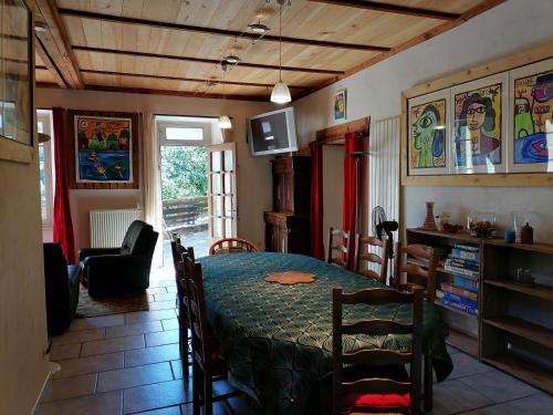une salle à manger avec une table et une cuisine dans l'établissement Lincou Beach, à Réquista