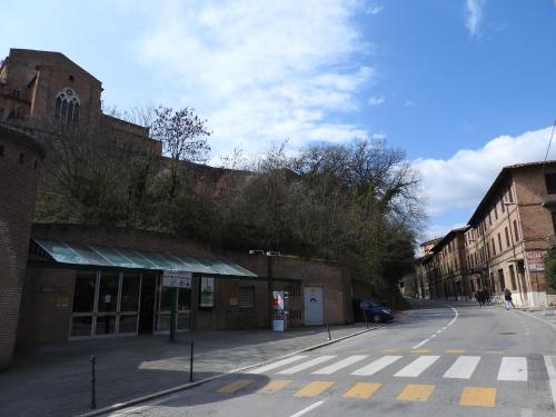 an empty street with a building and a crosswalk at Hotel Moderno in Siena