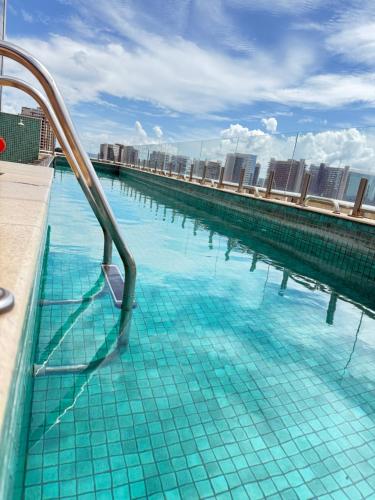 a swimming pool on the top of a building at Fabuloso Hotel Alvorada - Apt da Rede Premium in Brasilia