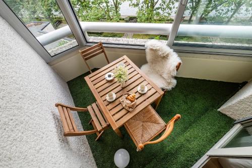 a dog laying next to a table and chairs at Appartements Lake 3 - Duke Housing in Créteil