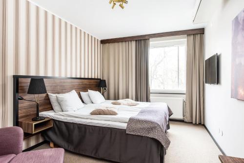 Un pat sau paturi într-o cameră la Clarion Collection Hotel Slottsparken