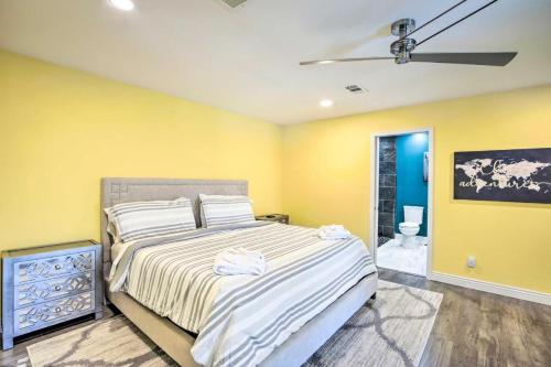 a bedroom with a bed and a yellow wall at Texas - Justin 7 in Stafford