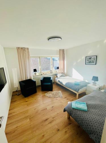 una sala de estar con una cama y un sofá en PF Apartments S1, en Eschweiler