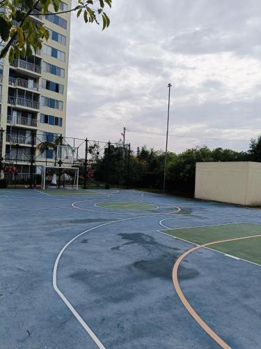 an empty basketball court with a building in the background at Apto completo Pto Azul Club House Ven a Descansar in Ricaurte
