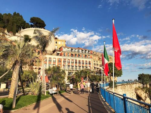 普朗德拉图尔Maison Jasmin, Modern, air-conditioned 2-bed with lovely terrace & communal pool的一座前面有两面旗帜的建筑物