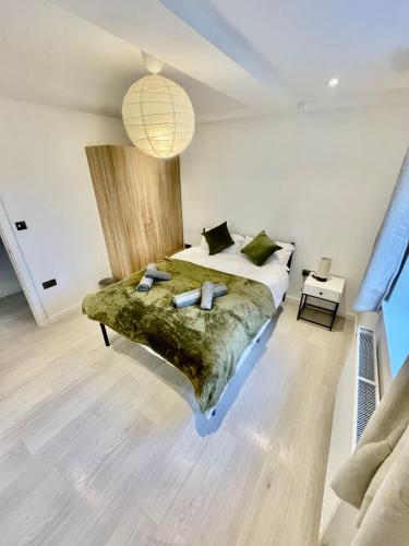 Ένα ή περισσότερα κρεβάτια σε δωμάτιο στο beautiful 3 bedroom apartment in cambridge sleeps 7