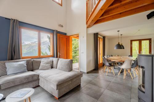 un salon avec un canapé et une table dans l'établissement Chalet Rouge ou Blanc, à Villard-Reculas
