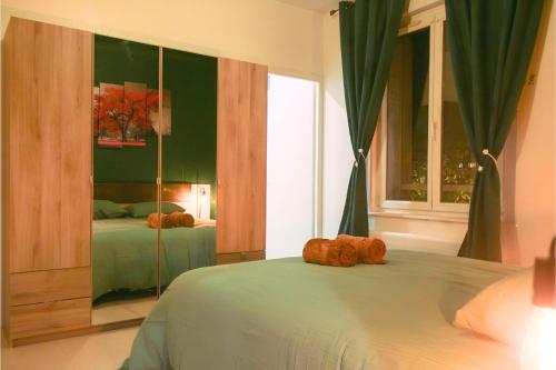 - une chambre dotée d'un lit avec des citrouilles dans l'établissement L'Écarlate - Centre Ville - NyuLocation, à Épinal