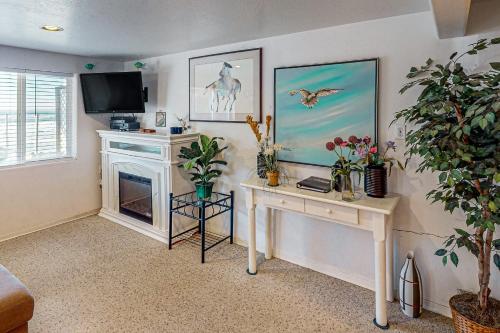 a living room with a fireplace and a tv at Flounder's Crib Condo in Lincoln City