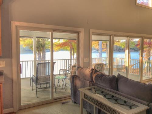 Ruang duduk di HUGE cove! Canoes, SUPs, fire pit - Waterfront Lake Gaston