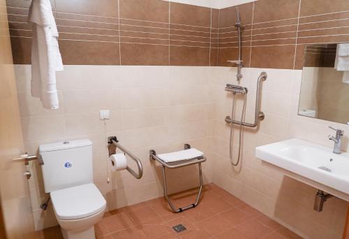 a bathroom with a toilet and a sink at Área 202 in Ferreruela de Huerva