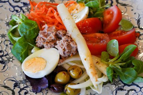 a salad with an egg and vegetables on a plate at Área 202 in Ferreruela de Huerva