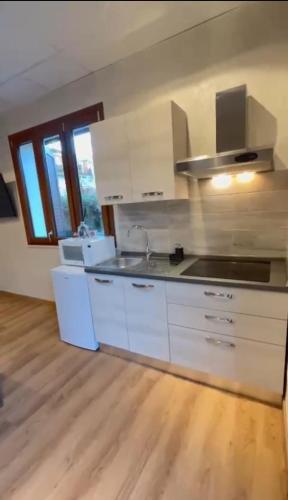 a kitchen with white cabinets and a counter top at Kapo Azzurro in Monterotondo