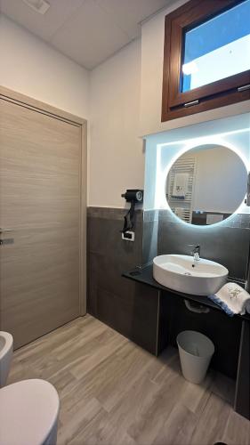 a bathroom with a sink and a mirror at Kapo Azzurro in Monterotondo