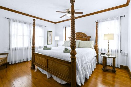 ウェストパームビーチにある1926 Mediterranean Home With Heated Pool Sleeps 12のベッドルーム1室(四柱式ベッド1台、シーリングファン付)