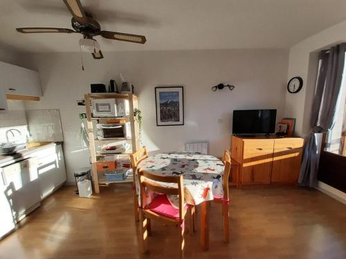 Kuchyňa alebo kuchynka v ubytovaní Résidence Le Grand Adret - Studio cabine MAE-2364
