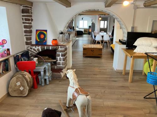 a living room with a horse figurine in the middle of the room at Gîte La Belle Vue, Maison de campagne pour 21 personnes avec vue magnifique in Plainfaing