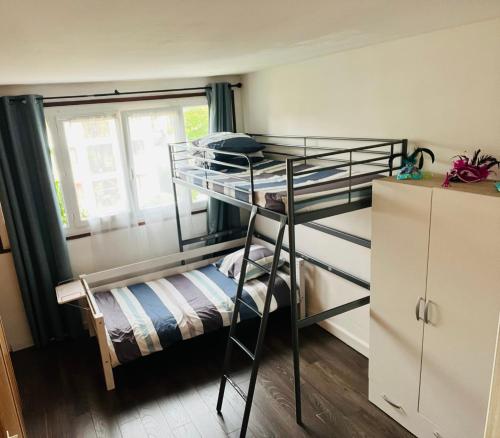 ein Zimmer mit zwei Etagenbetten und einem Fenster in der Unterkunft Vue panoramique sur Paris - Accès Disneyland in Fontenay-sous-Bois
