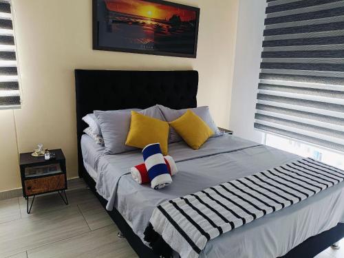 a bedroom with a bed with pillows at Apto completo Pto Azul Club House Ven a Descansar in Ricaurte