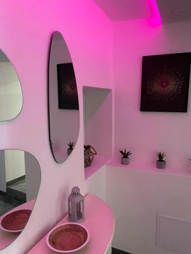 Televisyen dan/atau pusat hiburan di Cosy Home avec Spa - Prox airport, CNPE, Eurexpo