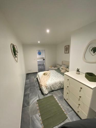 Katil atau katil-katil dalam bilik di Cosy Home avec Spa - Prox airport, CNPE, Eurexpo
