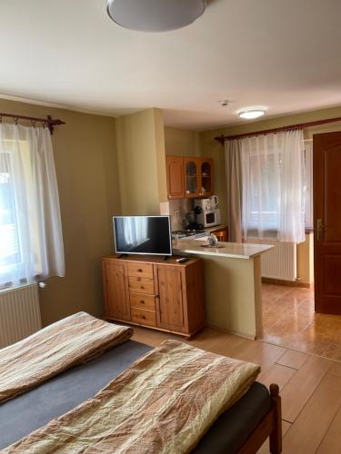Kuchyň nebo kuchyňský kout v ubytování Rózsakert Apartmanház