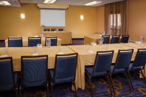 Courtyard By Marriott Baltimore Hunt Valleyにあるビジネスエリアまたは会議室