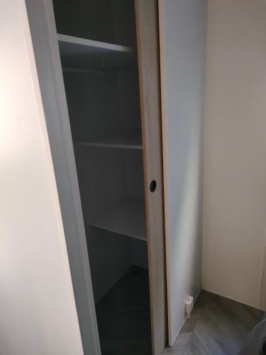 a closet with an empty shelf in a room at Mobil home 8 pers dans Camping Siblu Les Rives de Condrieu in Condrieu