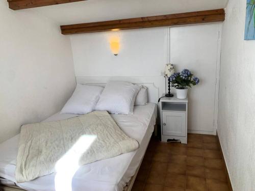 une petite chambre avec un lit et une table dans l'établissement Résidence Héliovillage - VILLA 4 pers. CAP d'AGDE MAE-1291, au Cap d'Agde
