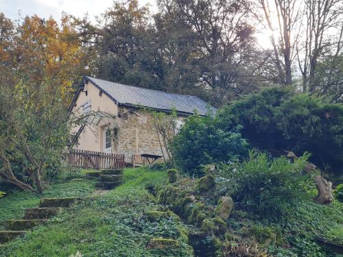 une maison en pierre avec un toit en ardoise dans l'établissement Le Moulin de serres, à Bazoches
