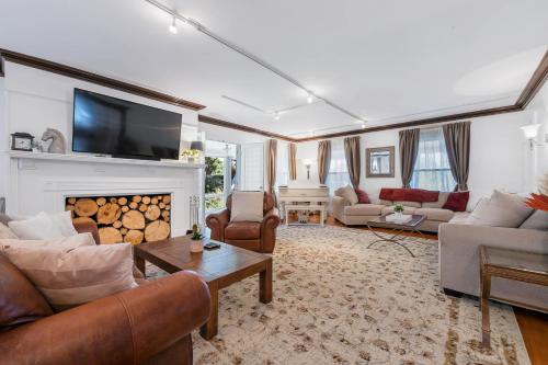 a living room filled with furniture and a fireplace at - King Bed - Massive Yard - Fully Equipped Condo in Geneva