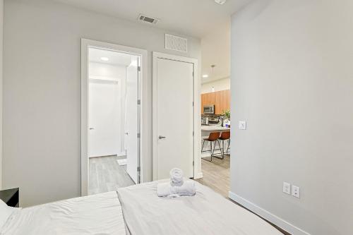 Postel nebo postele na pokoji v ubytování Elegant Downtown 1BD Condo with Pool & Gym