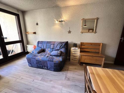 ein Schlafzimmer mit einem Bett, einer Kommode und einem Fenster in der Unterkunft Résidence Carette - STUDIO 32 M² CLOS DE LA BALME MAE-4841 in Corrençon-en-Vercors